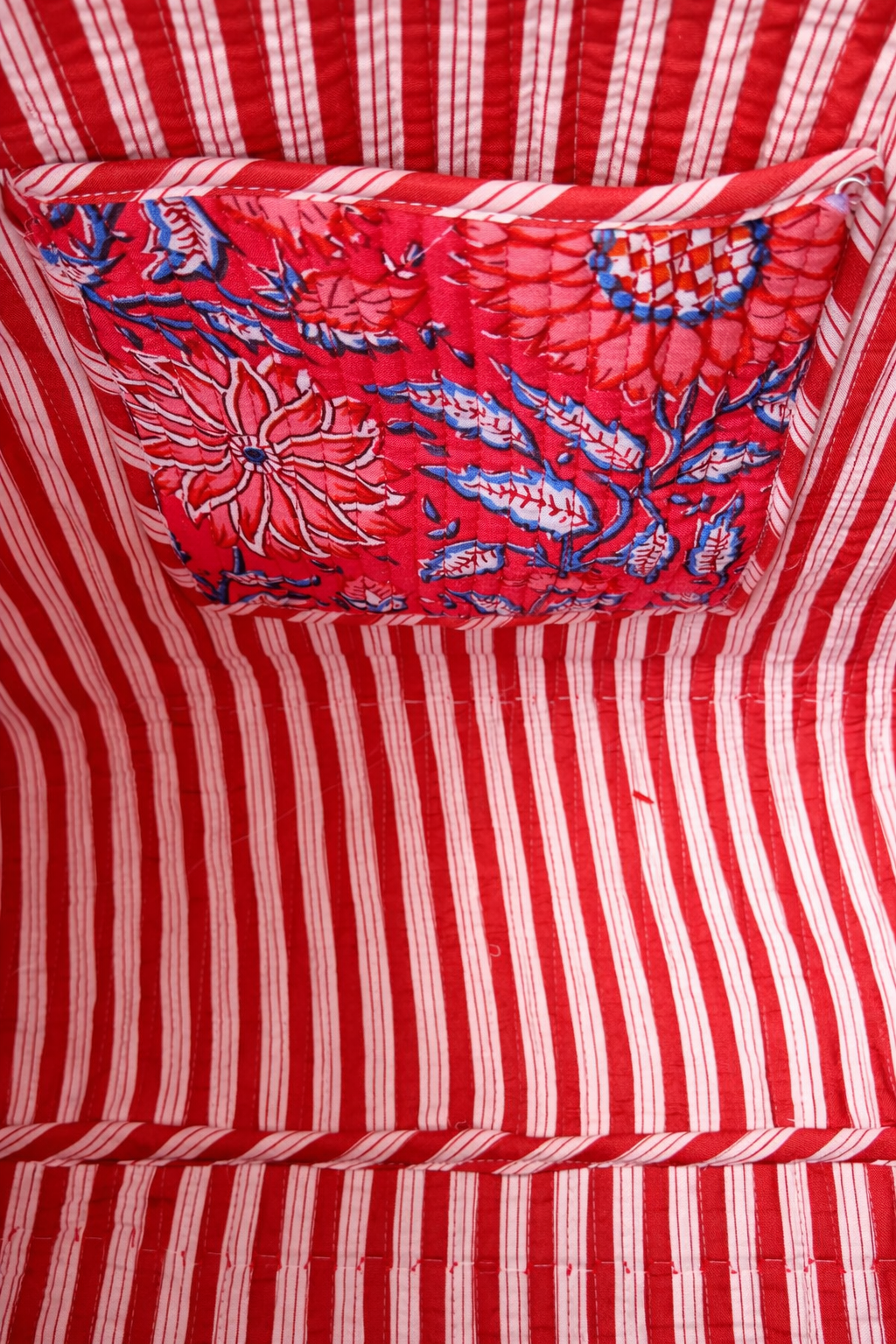 حقيبة سفر - زهور القطيفة الحمراء